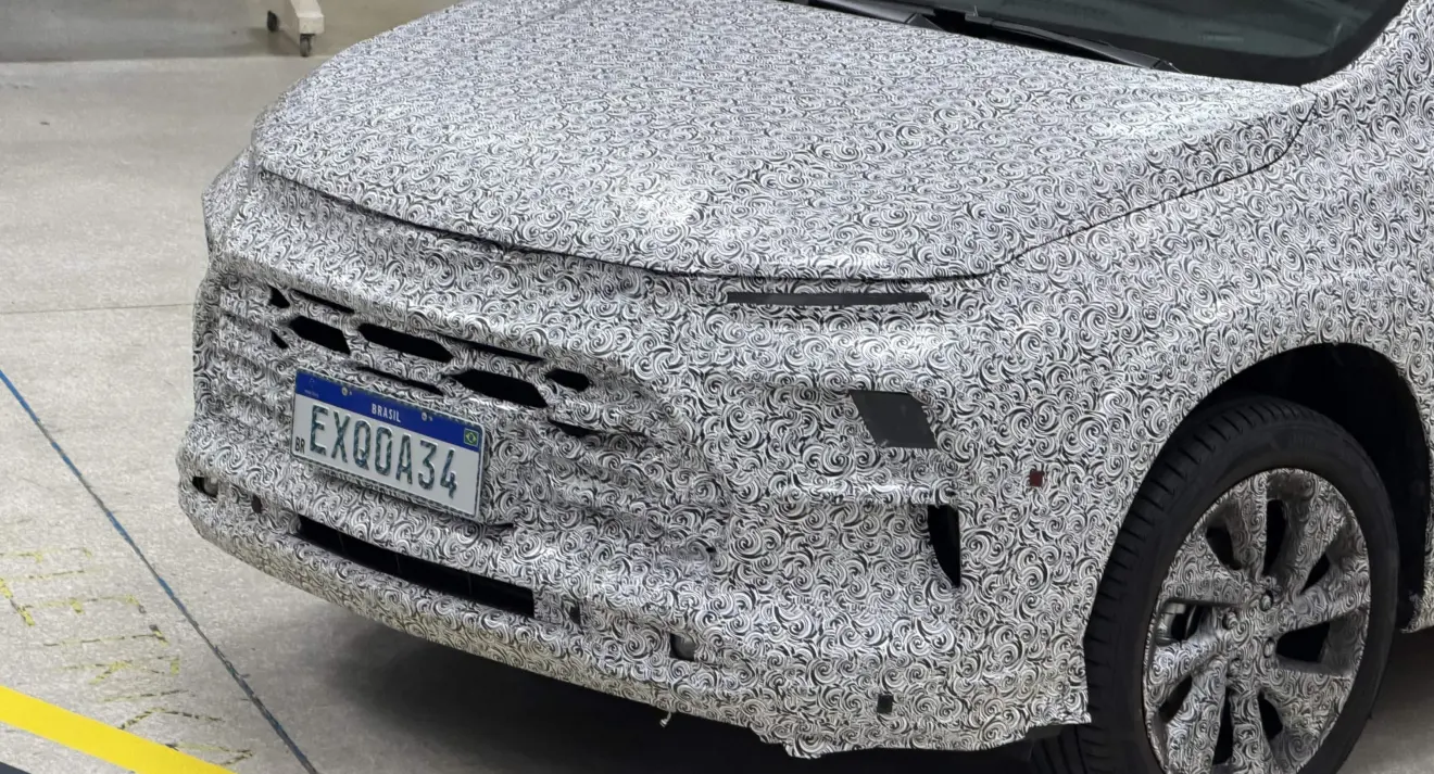 Detalhe da dianteira do Chevrolet Sonic 2027 com camuflagem 