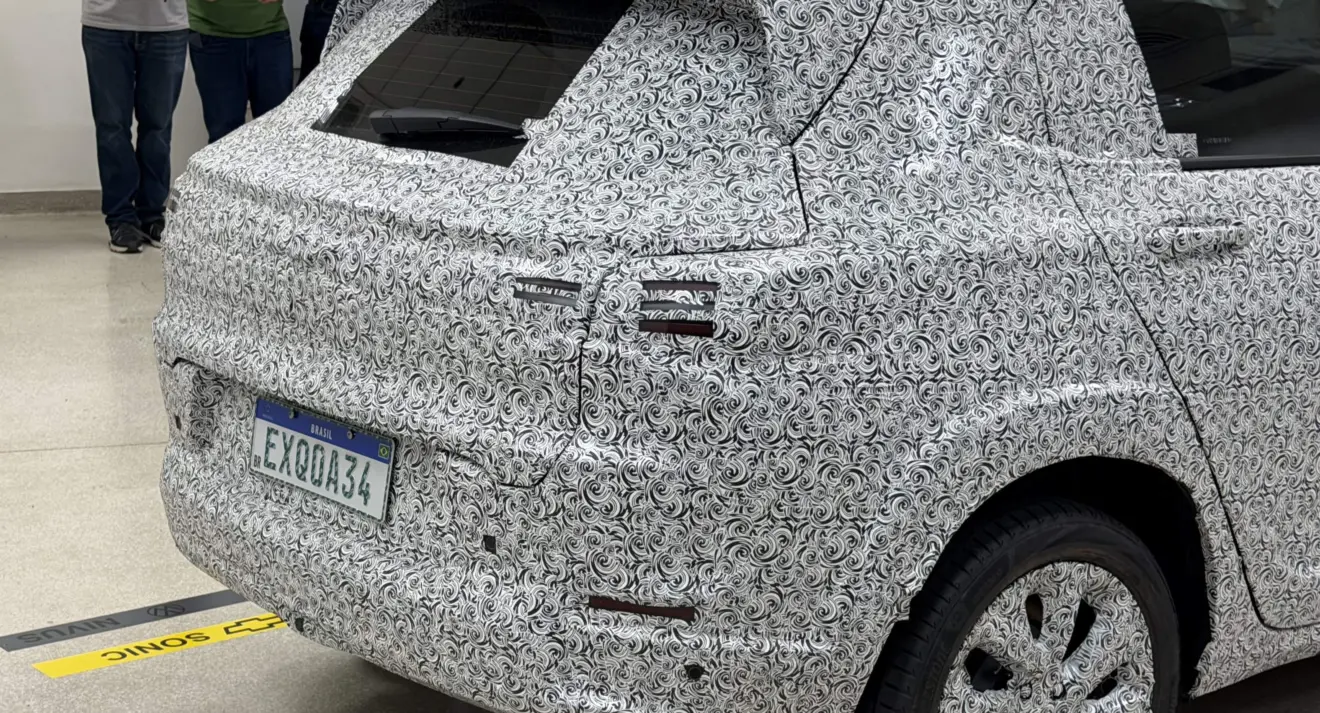 Detalhe da traseira do Chevrolet Sonic 2027 com camuflagem 