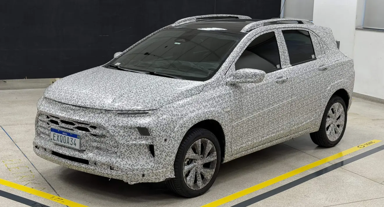 Novo Chevrolet Sonic visto do alto e parado de dianteira