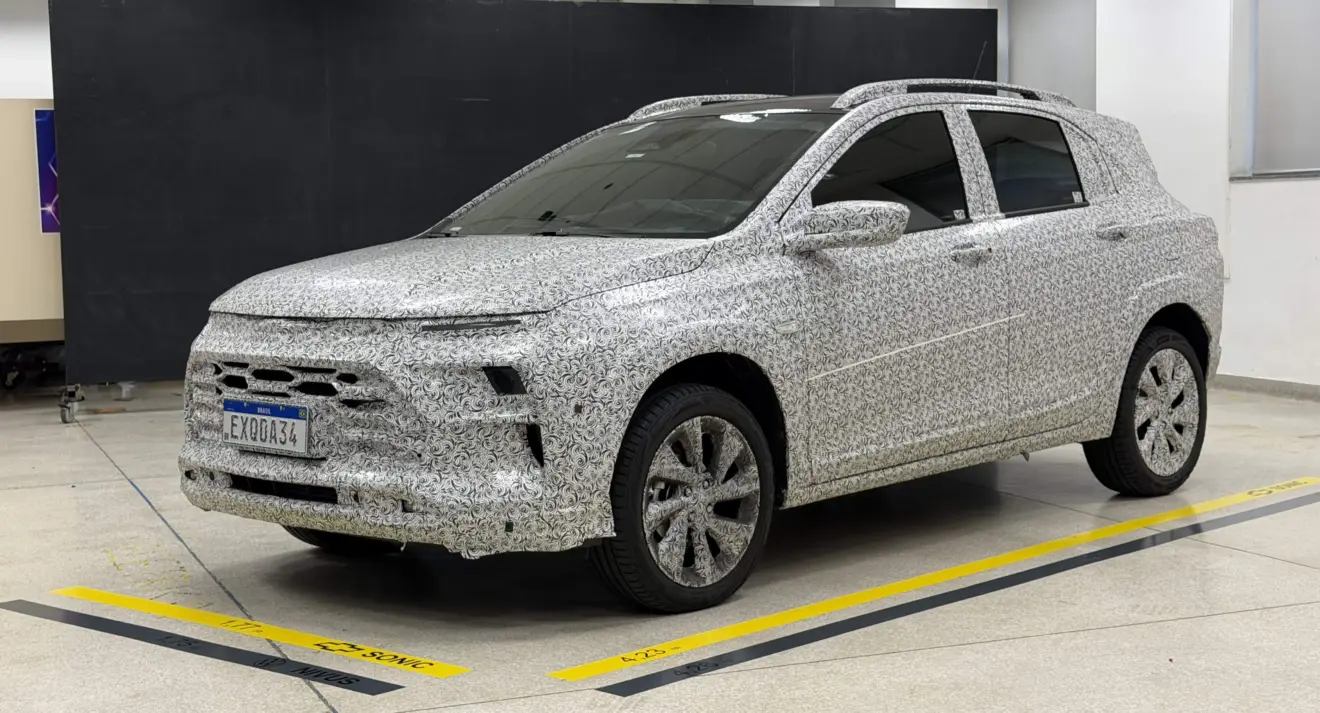 Novo Chevrolet Sonic parado de dianteira