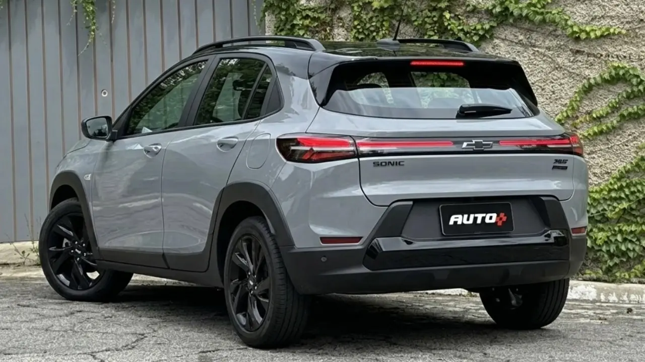Chevrolet Sonic 2027 cinza de traseira