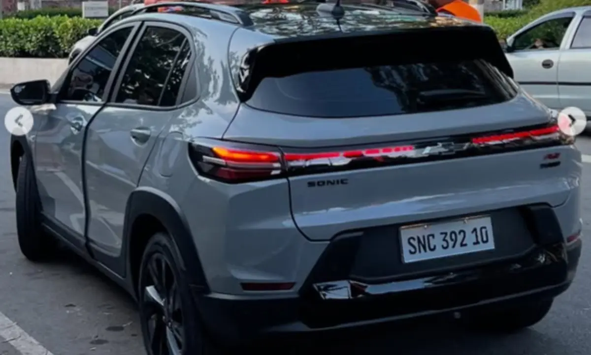 Chevrolet Sonic RS flagra sem camuflagem rodando em São Paulo