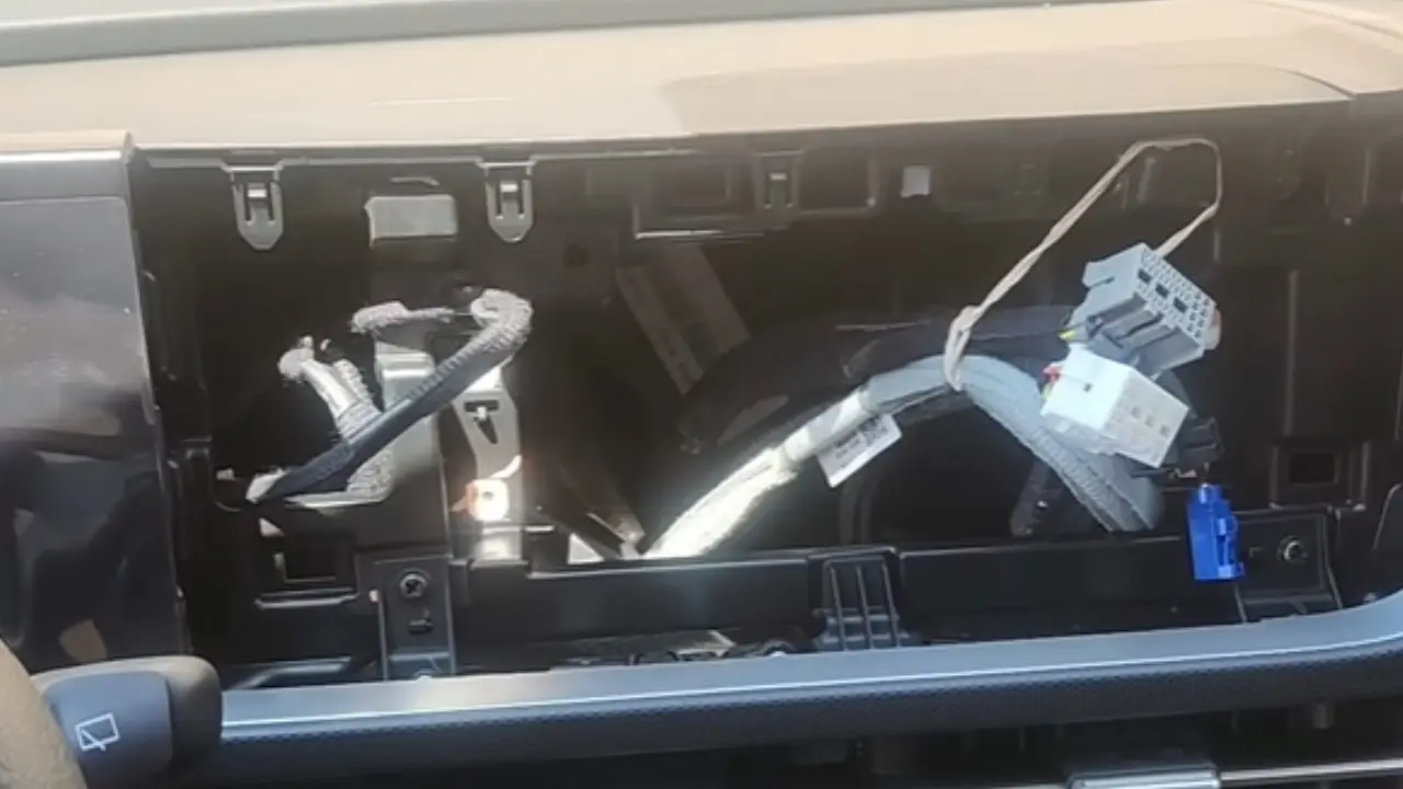 Hyundai Creta Action para PCD e um buraco no painel do multimídia com fiação solta