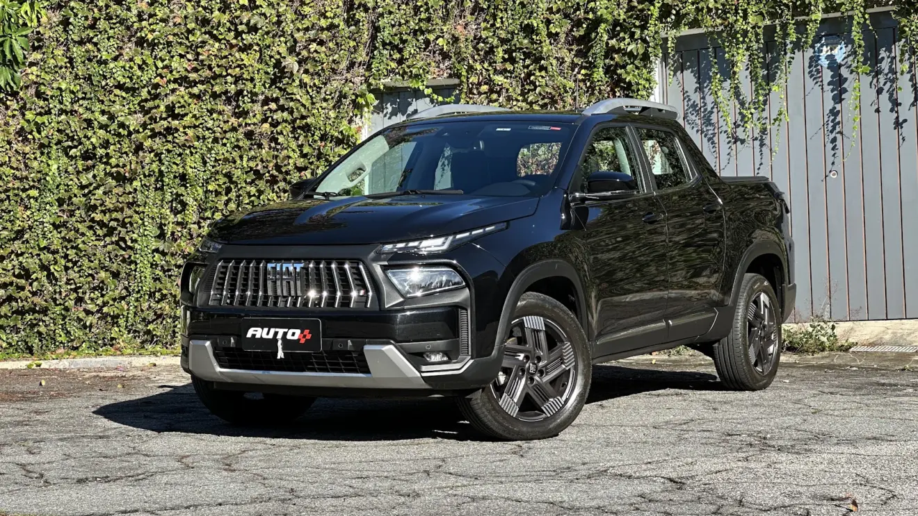 Fiat Toro Volcano Turbo 270 Flex preta parada de dianteira 