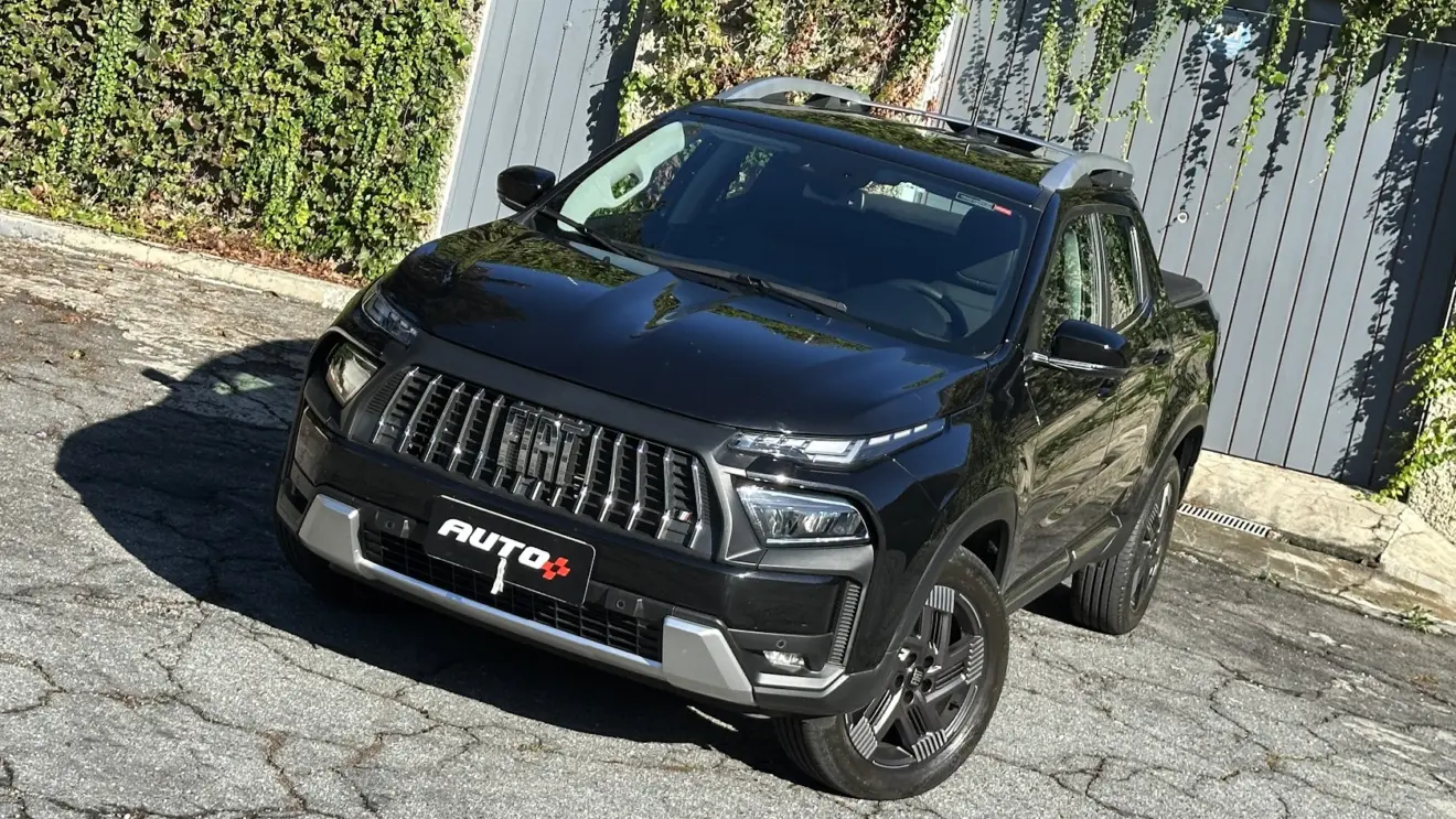 Fiat Toro Volcano Turbo 270 Flex preta de frente e vista do alto 