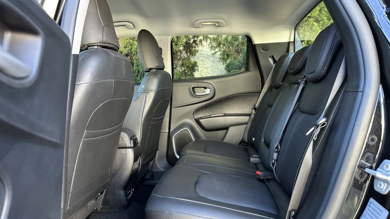 Espaço traseiro da Fiat Toro Volcano Turbo 270 Flex 