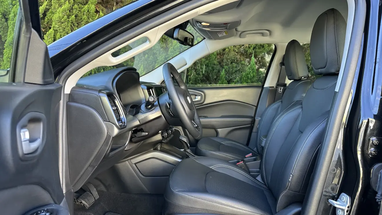 Bancos frontais da Fiat Toro Volcano Turbo 270 Flex 