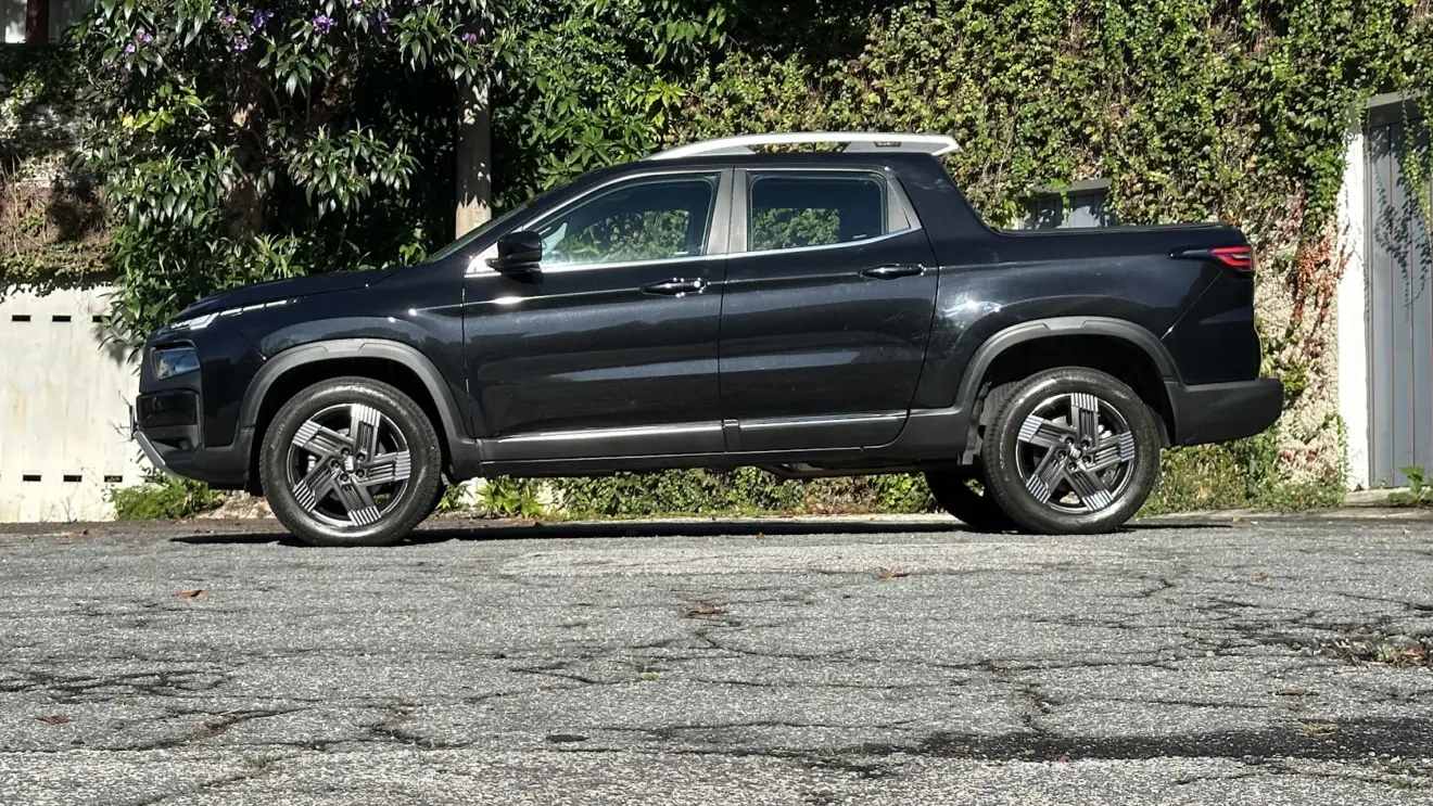 Fiat Toro Volcano Turbo 270 Flex preta estacionada de lateral 