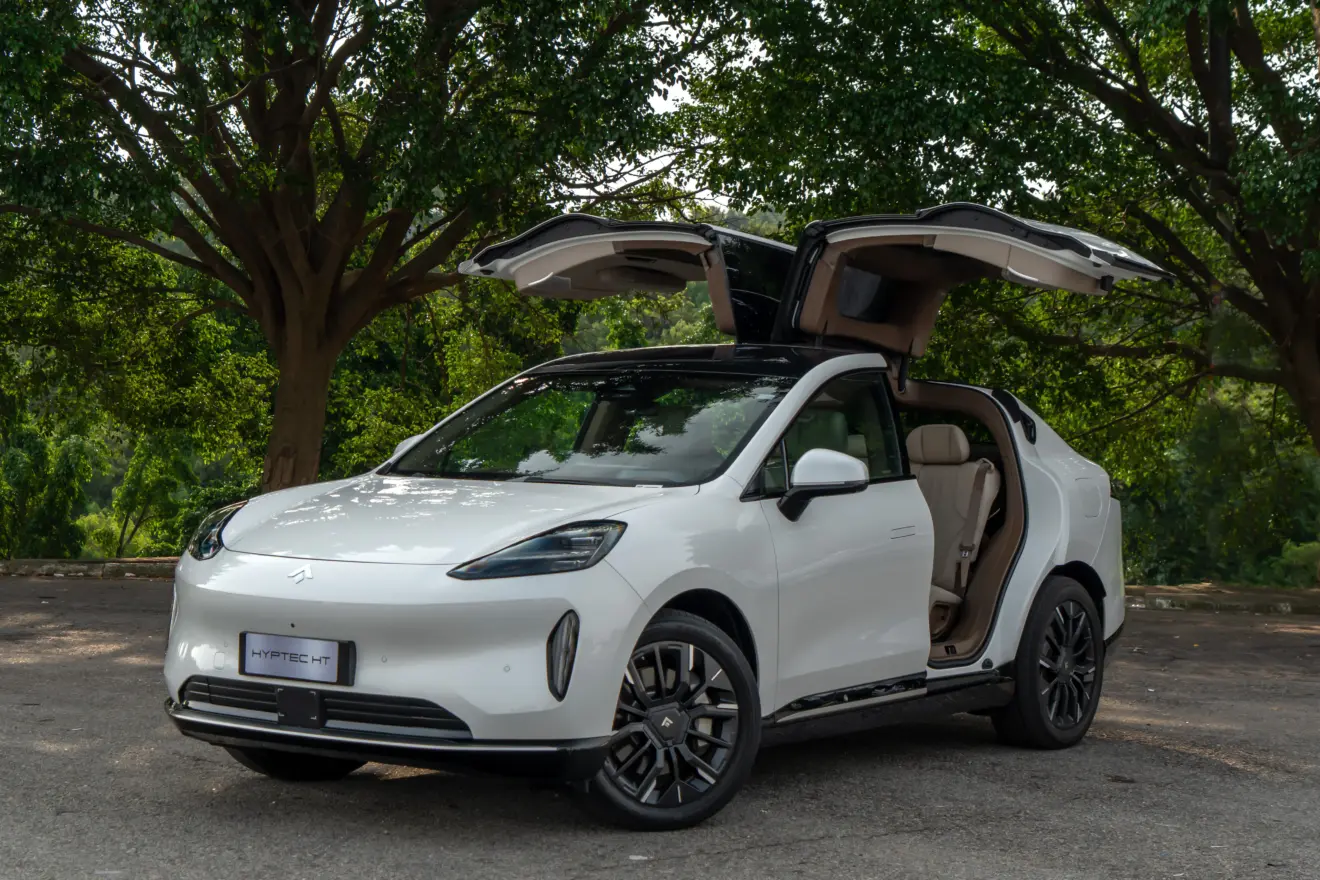 GAC Hyptec HT 2027 de frente com as portas abertas