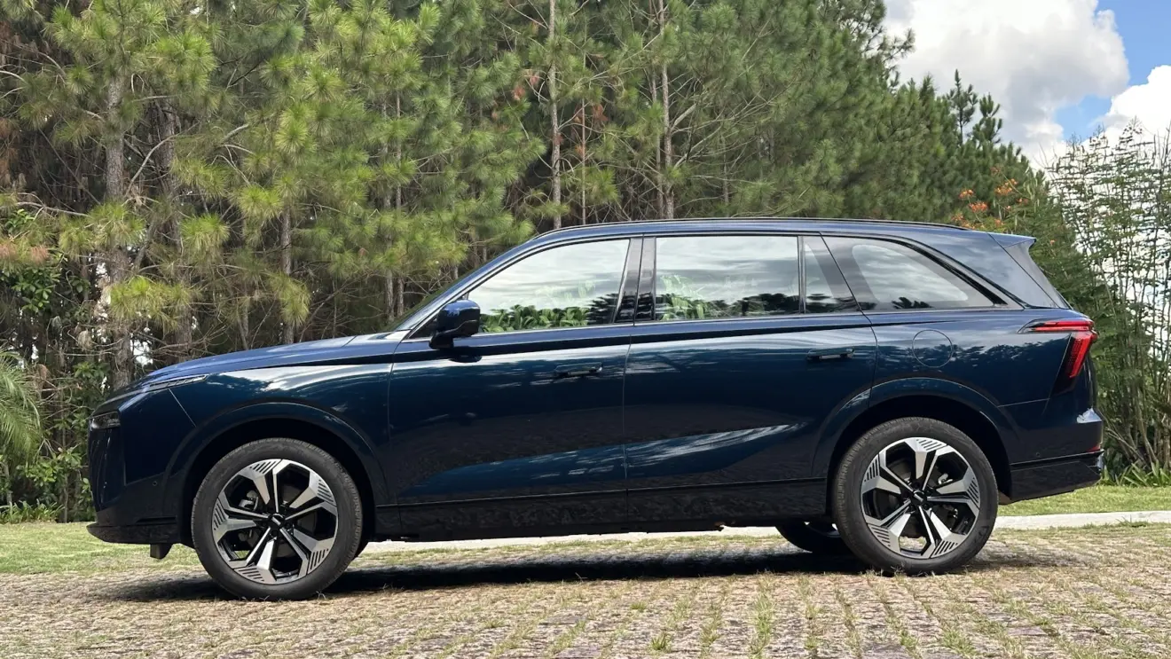 GWM Wey 07 azul parado de lateral