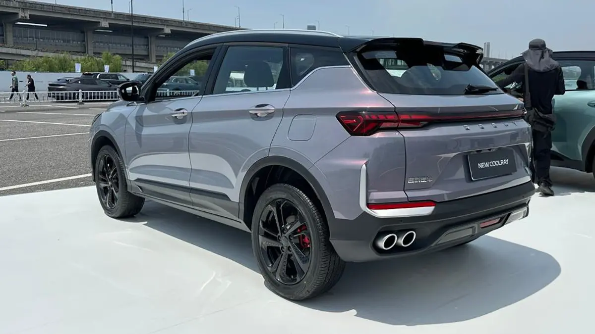 Geely Coolray roxo de traseira