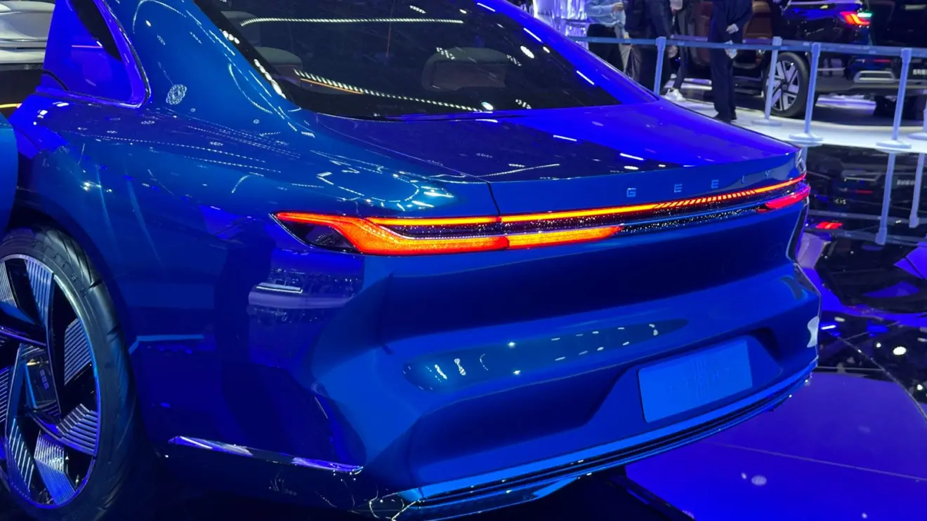 Geely Galaxy Light [Auto+ / Rafael Pocci Dea] traseira