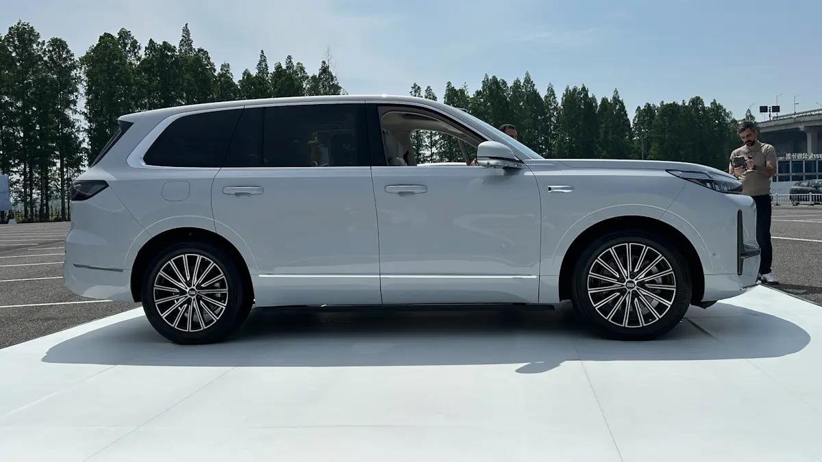 Geely M9 [Auto+ / Rafael Pocci Dea]