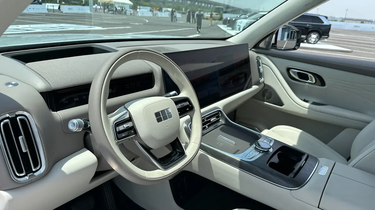 Geely M9 [Auto+ / Rafael Pocci Dea]