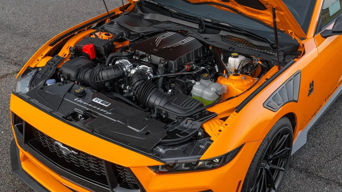 motor  Ford Mustang Henessey Super Venom [divulgação] laranja de frente na uma pista