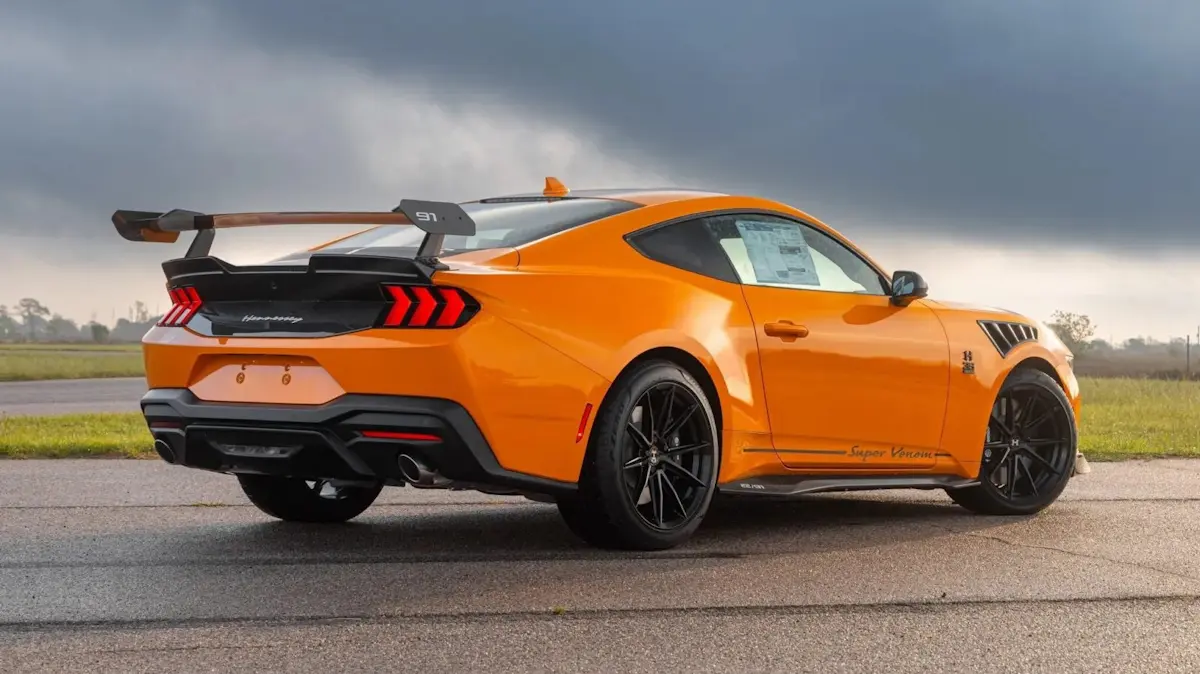 Ford Mustang Henessey Super Venom [divulgação] laranja de frente na uma pista