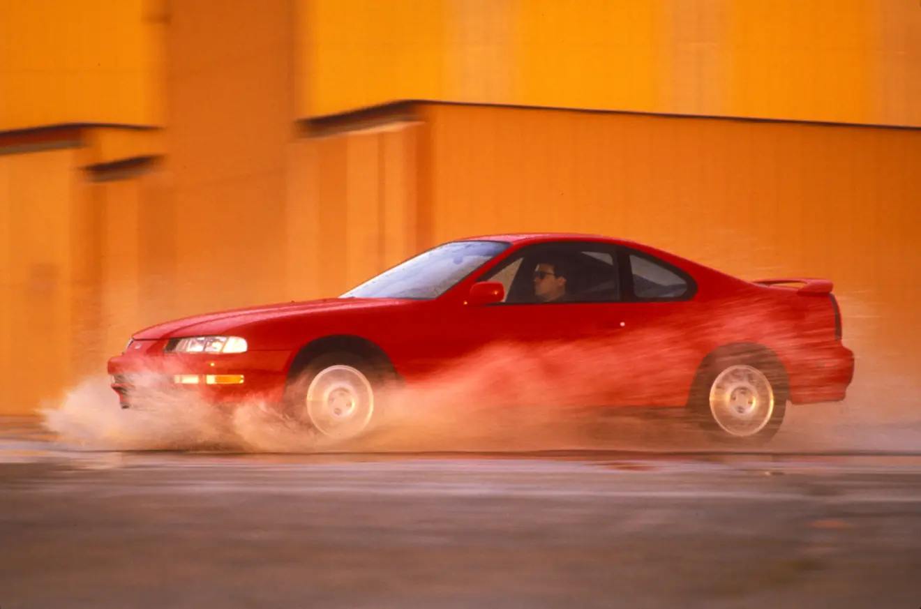Honda Prelude VTEC vermelho de lateral em movimento