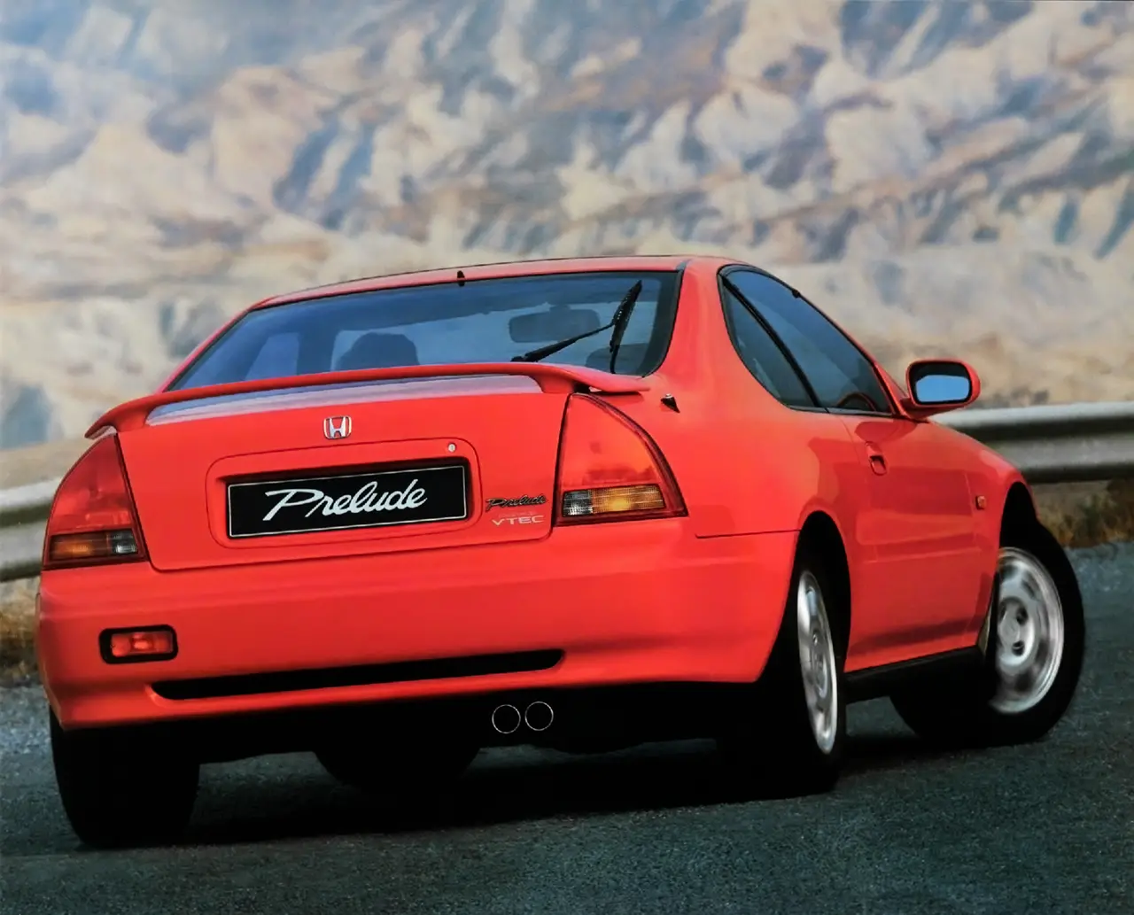 Honda Prelude VTEC vermelho parado de traseira