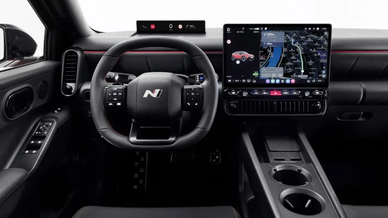 Cabine do Hyundai Ioniq 3 N Line com telas ligadas