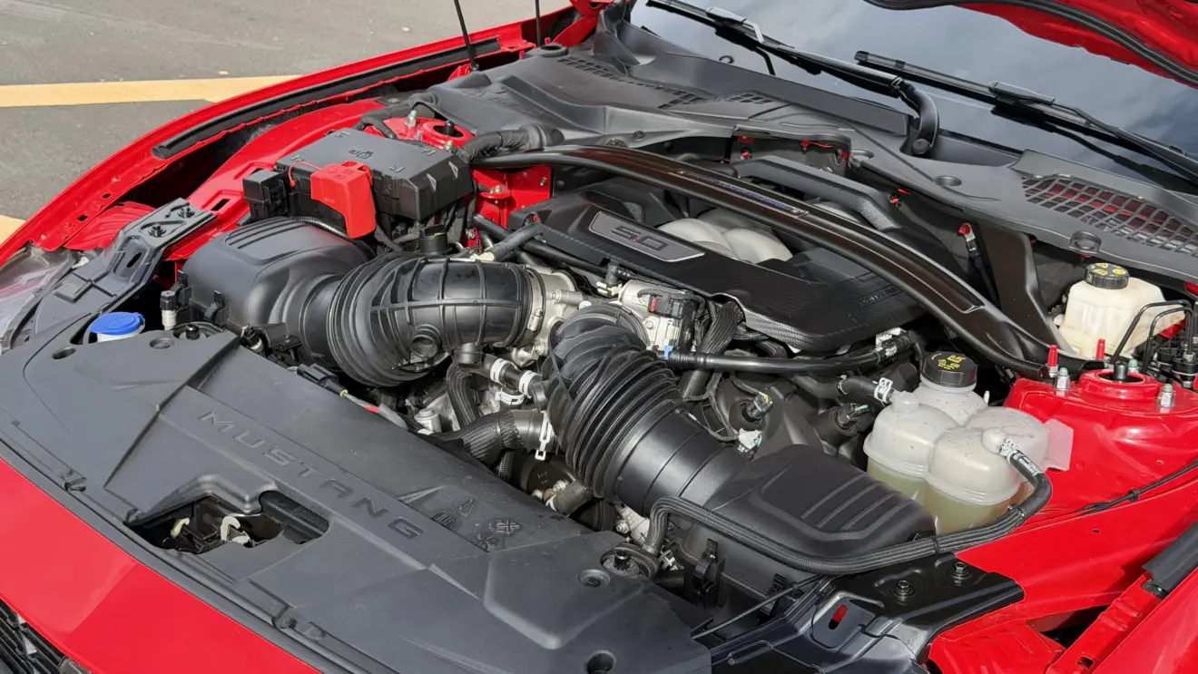 motor v8 ford mustang dark horse