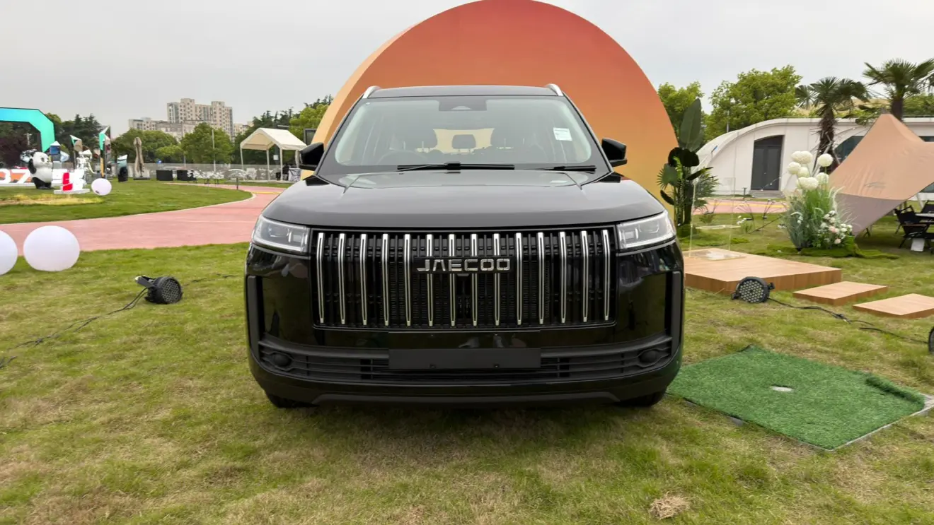 Jaecoo 5 estático preto na grama