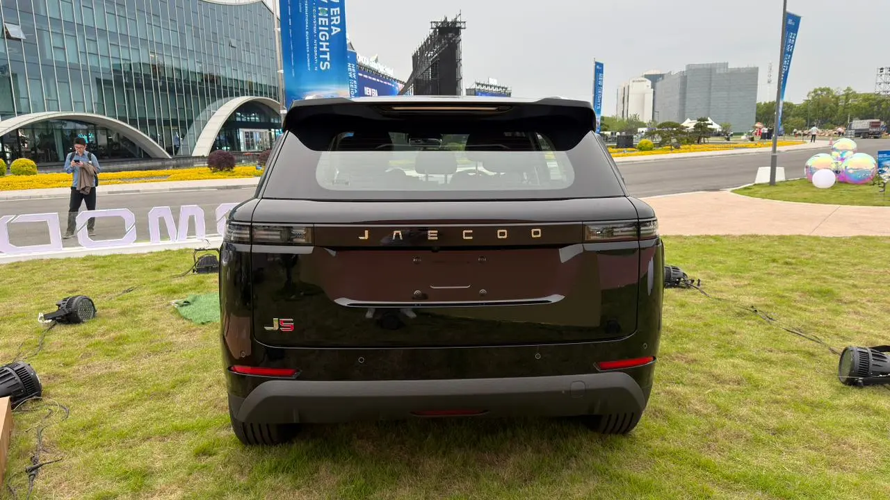 Jaecoo 5 estático preto na grama