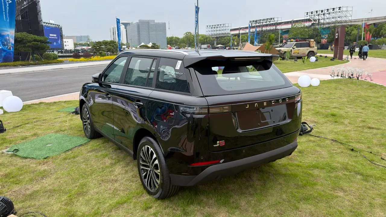 Jaecoo 5 estático preto na grama