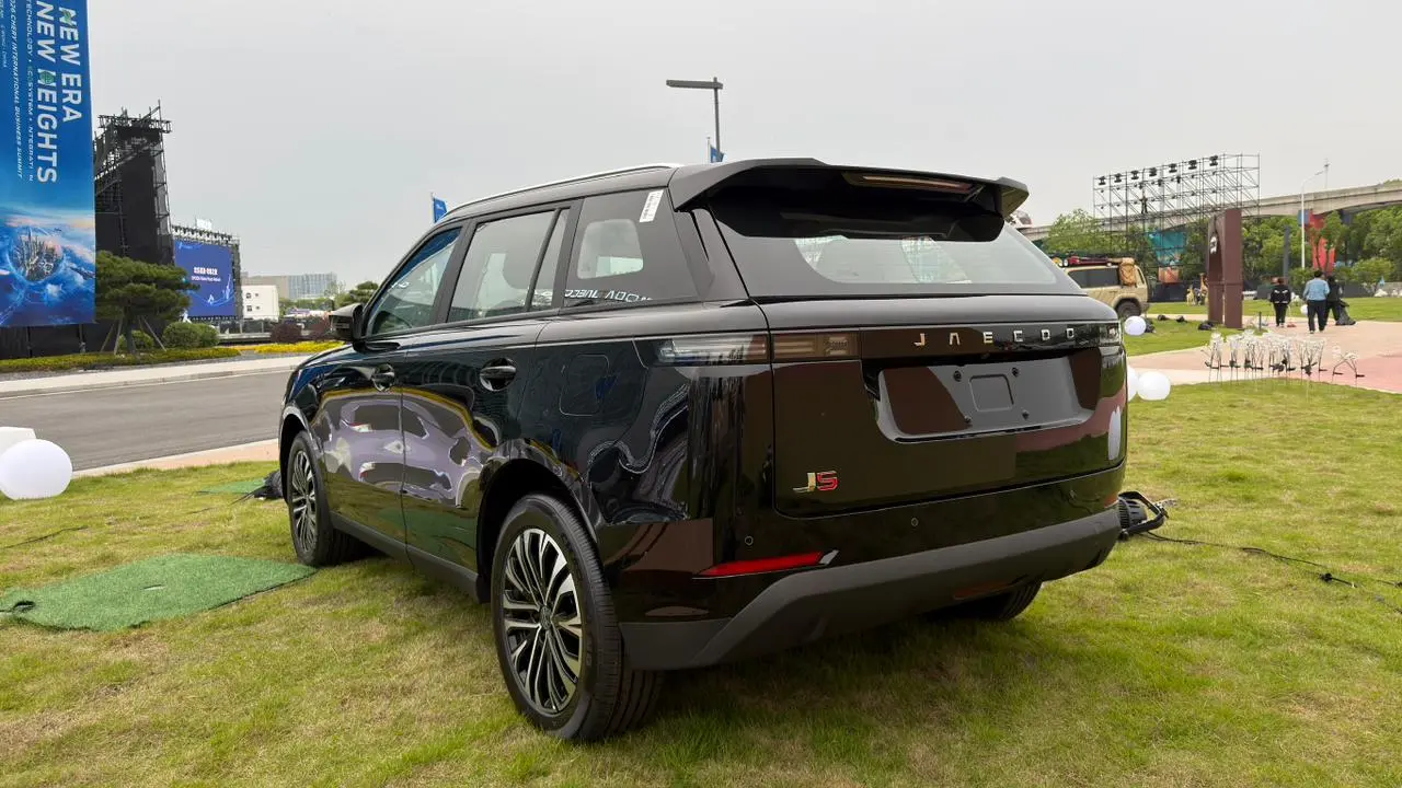 Jaecoo 5 estático preto na grama