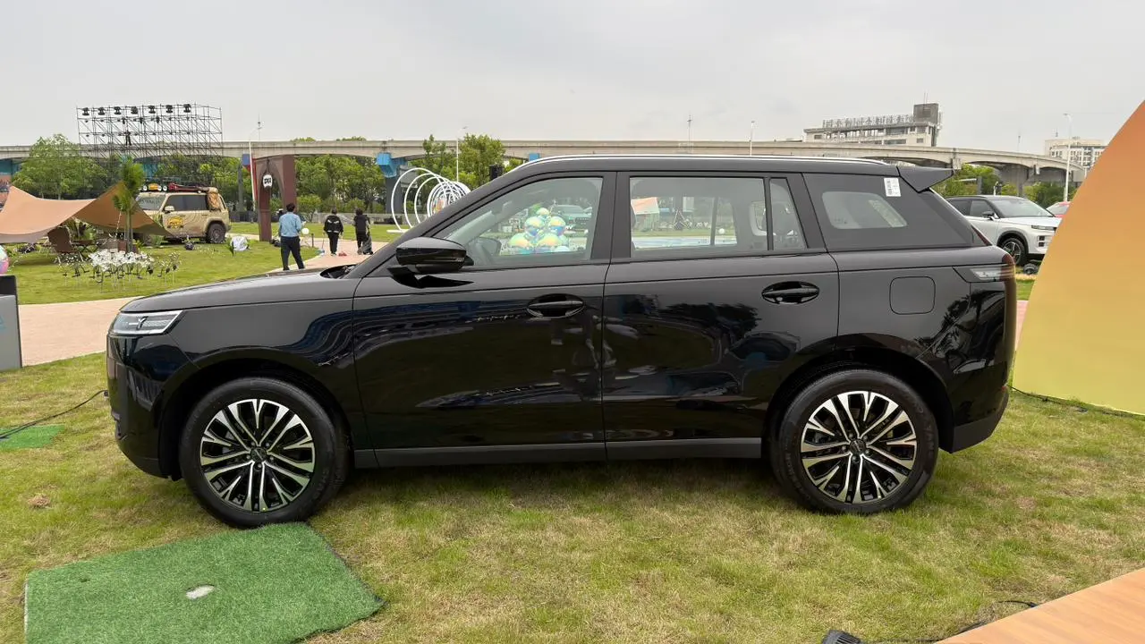 Jaecoo 5 estático preto na grama