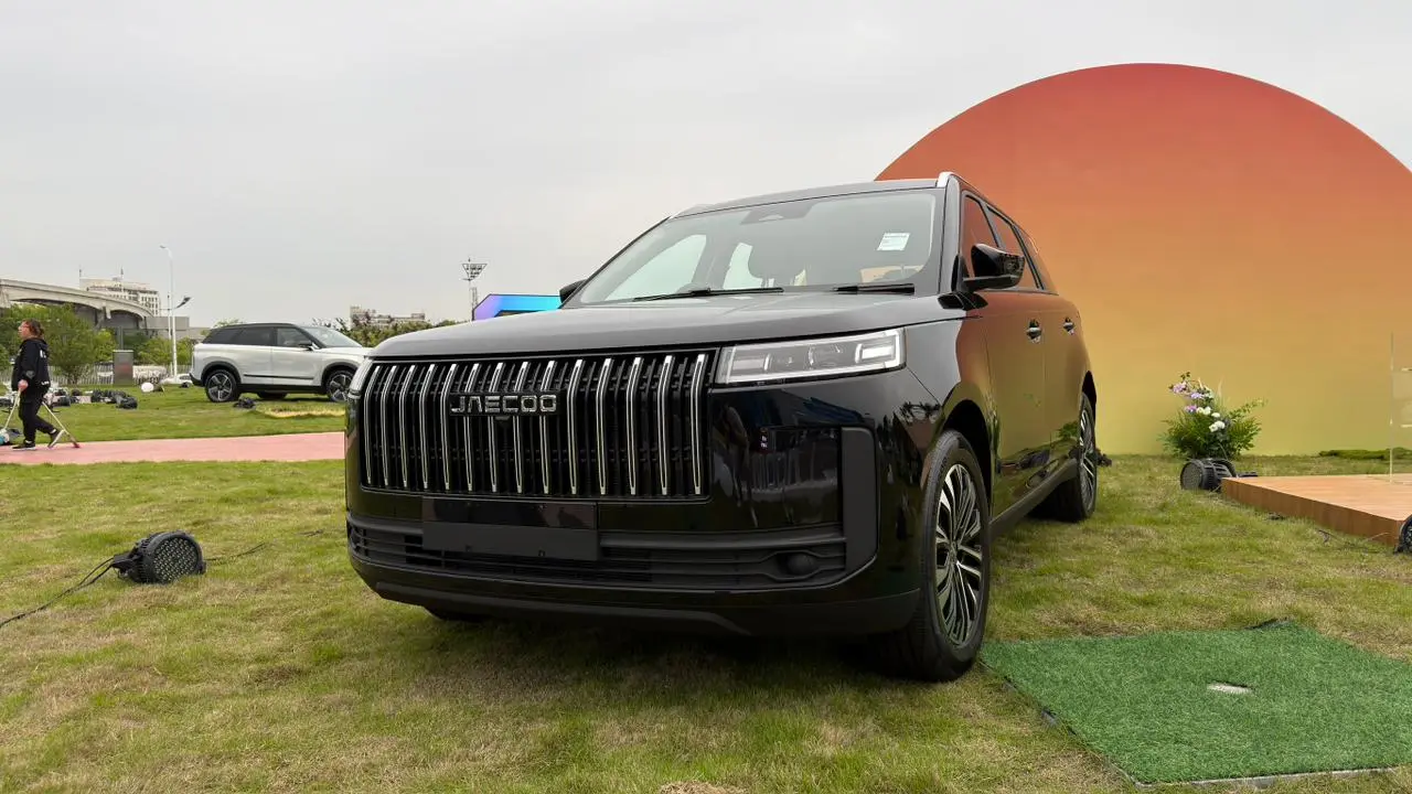 Jaecoo 5 estático preto na grama