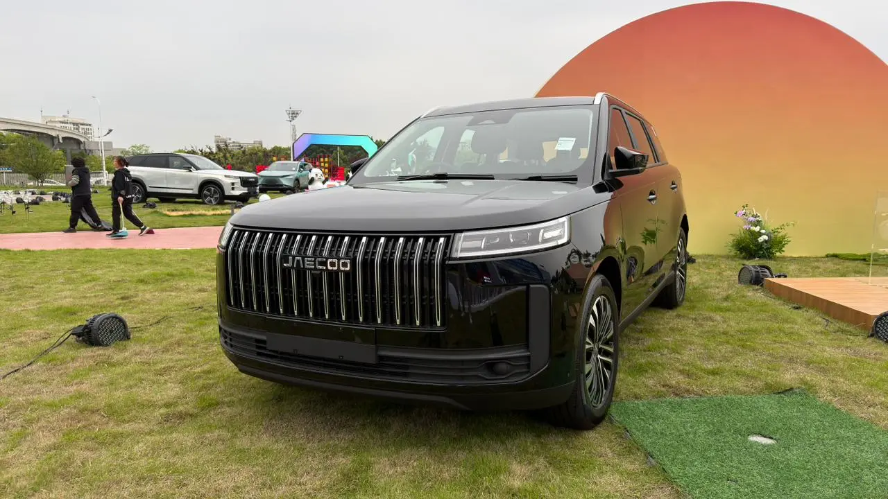 Jaecoo 5 estático preto na grama