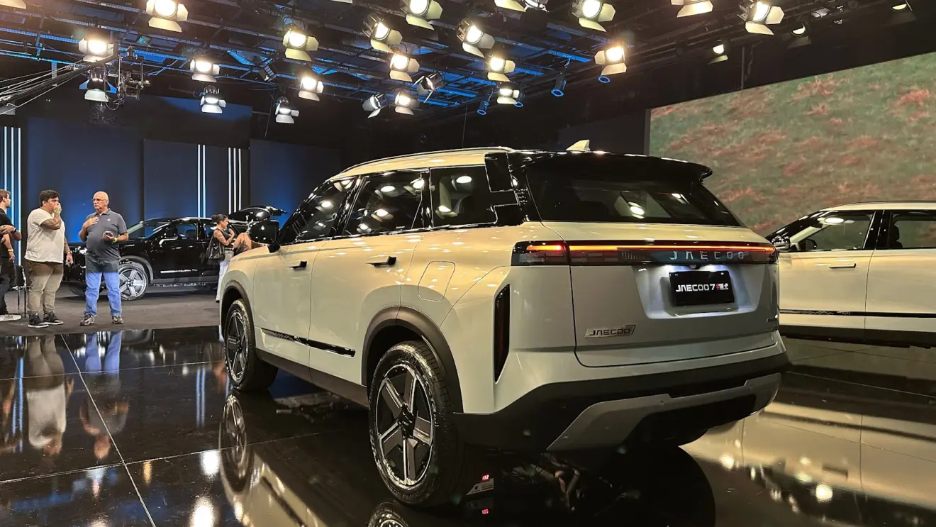 Jaecoo 7 Elite prata parado de traseira