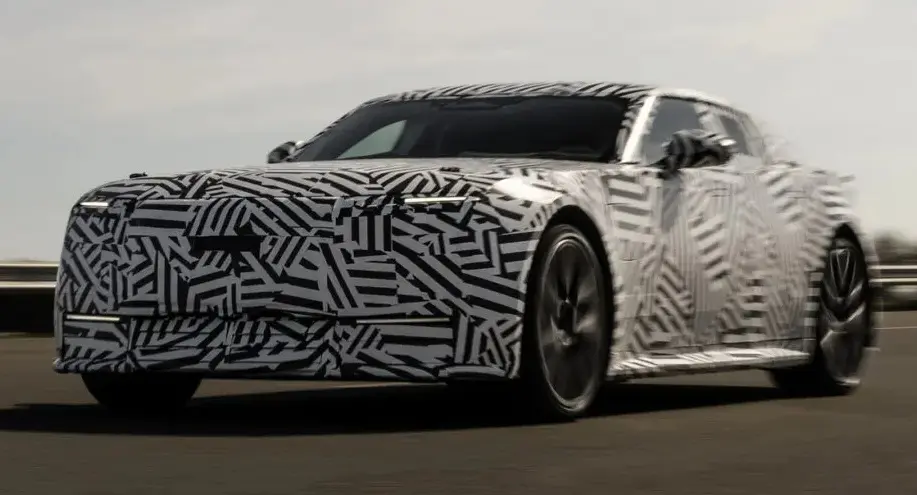 Novo Jaguar GT camuflado em movimento de dianteira