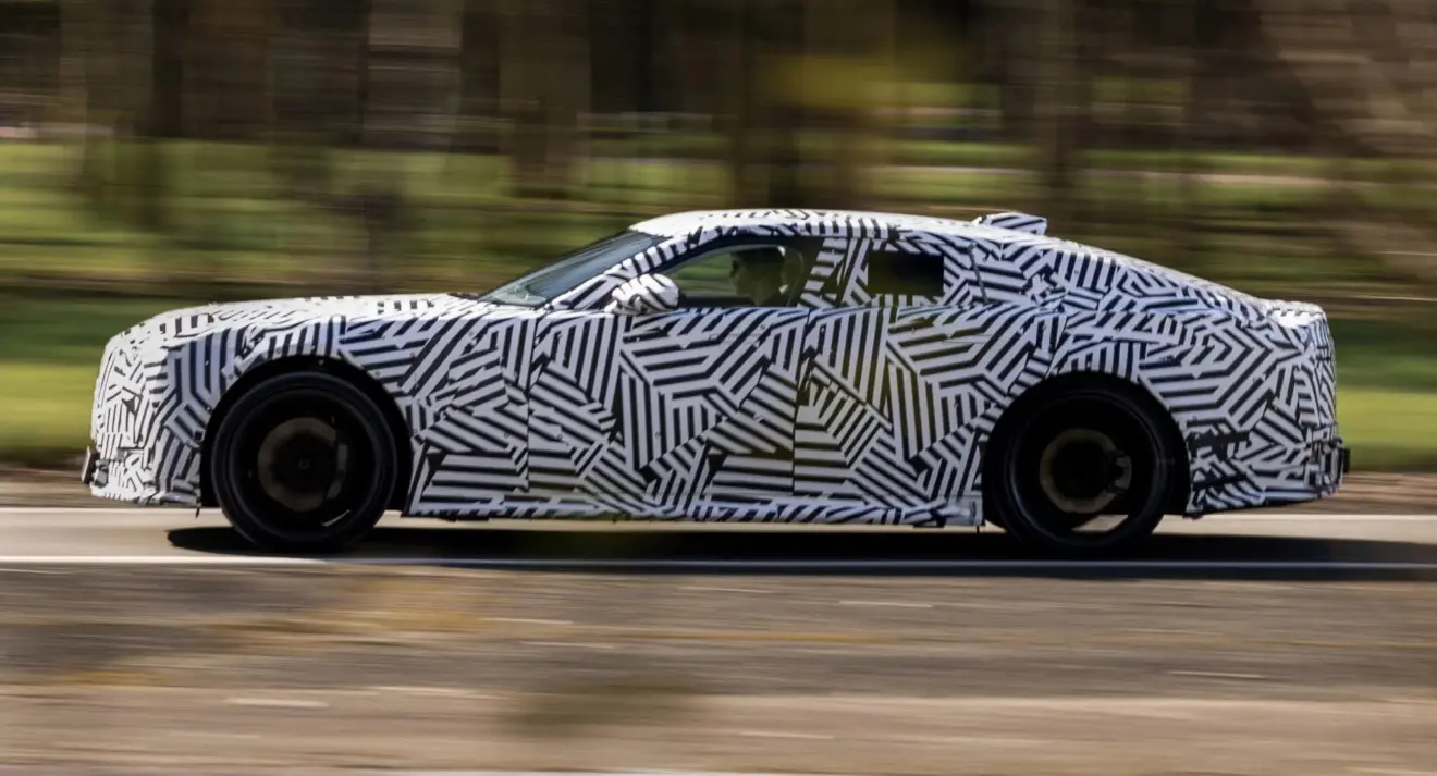 Novo Jaguar GT camuflado em movimento de lateral