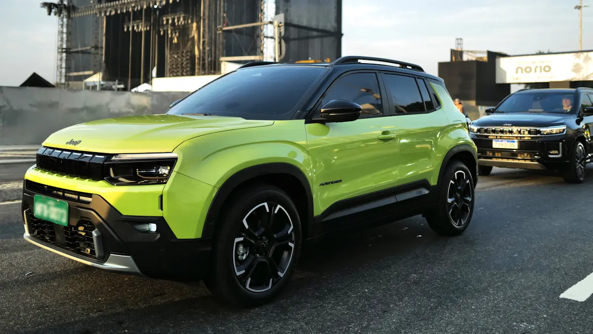 Jeep Avenger 2027 verde de frente no palco da shakira