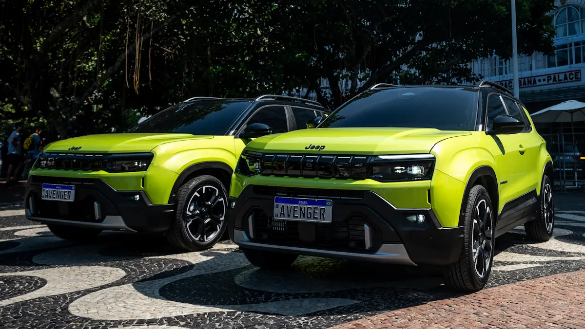 dois Jeep Avenger 2027 verde de frente