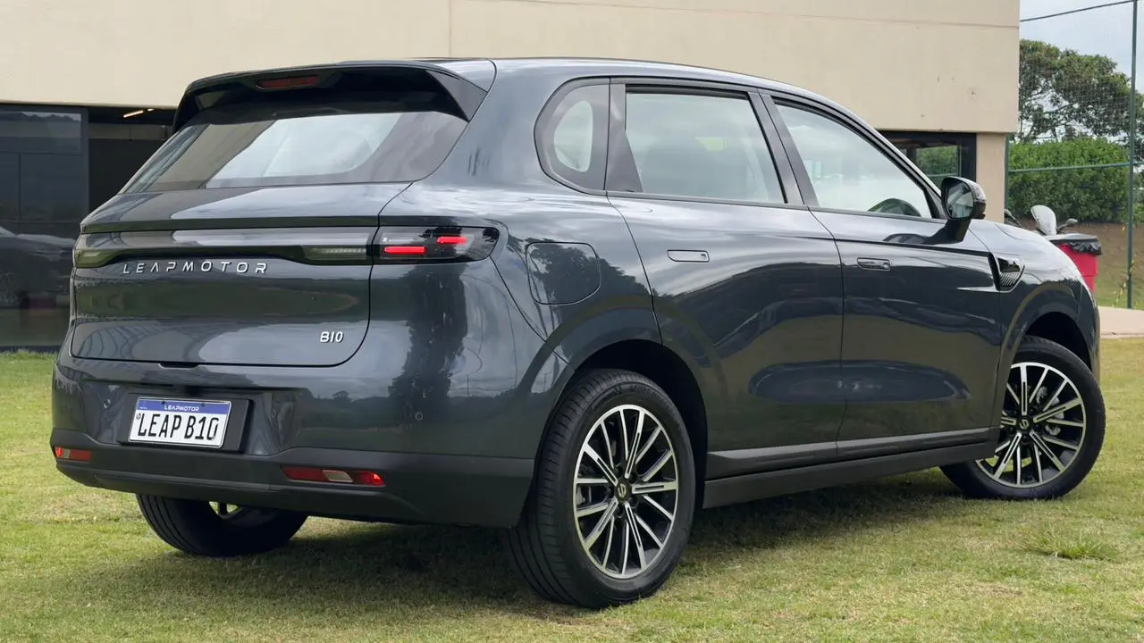 Leapmotor B10 estático no gramado para avaliação e impressão