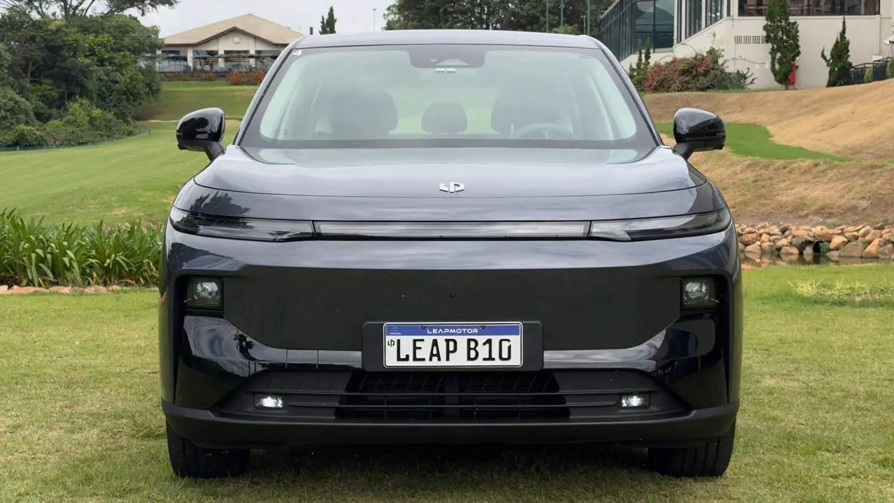 Leapmotor B10 estático no gramado para avaliação e impressão