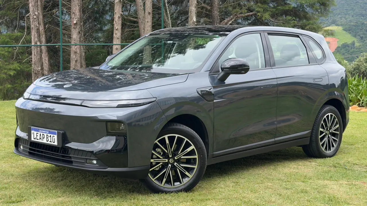 Leapmotor B10 estático no gramado para avaliação e impressão