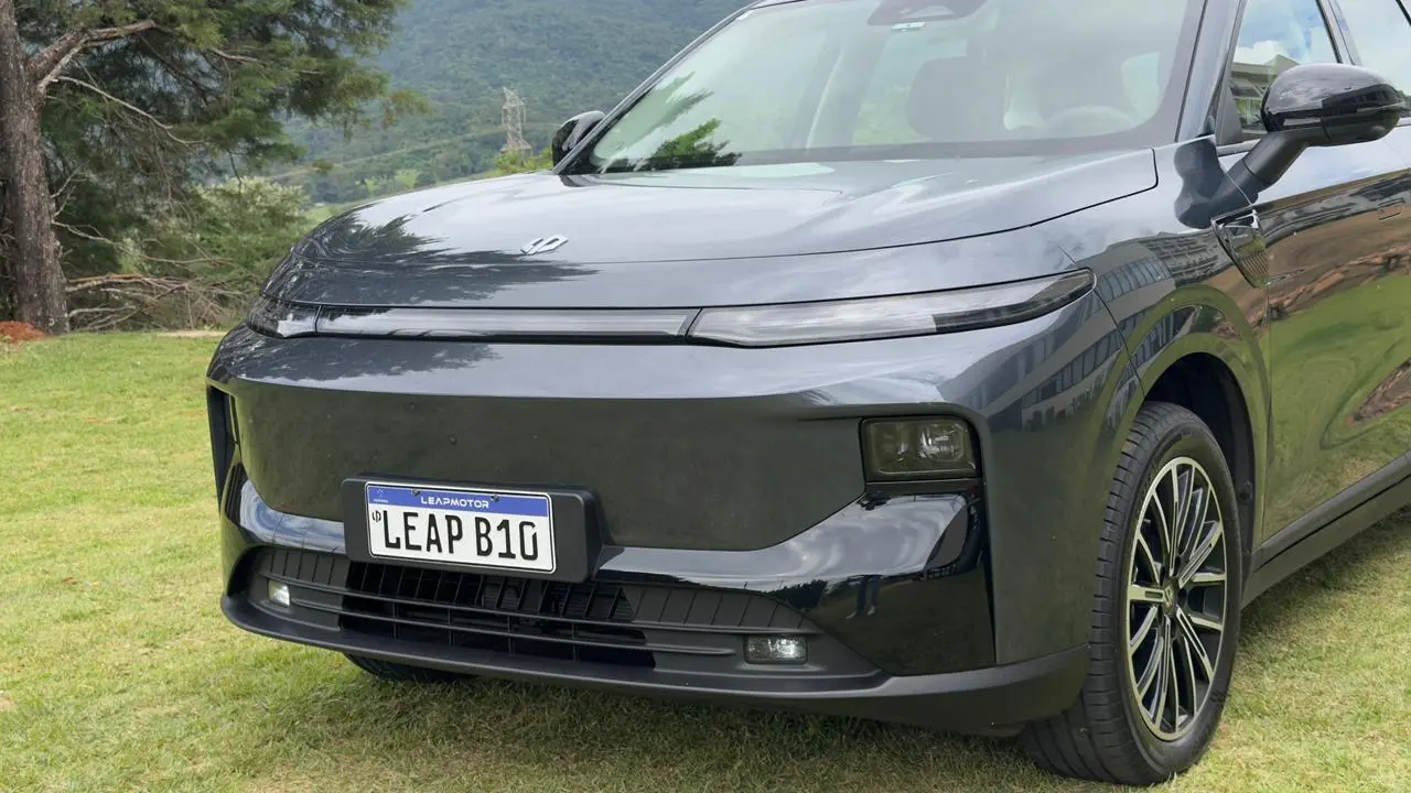 Leapmotor B10 estático no gramado para avaliação e impressão