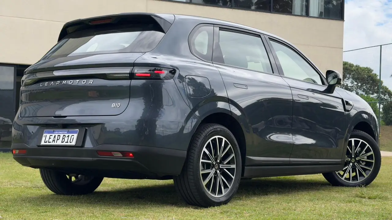 Leapmotor B10 estático no gramado para avaliação e impressão