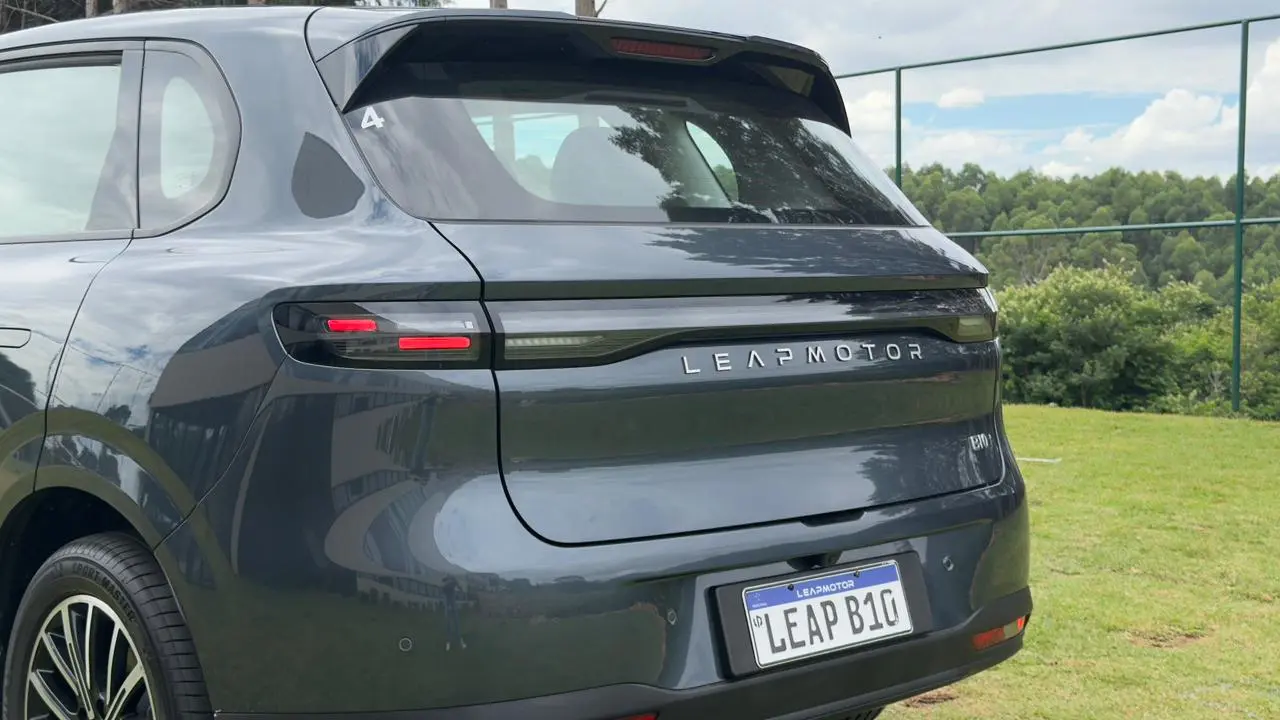 Leapmotor B10 estático no gramado para avaliação e impressão