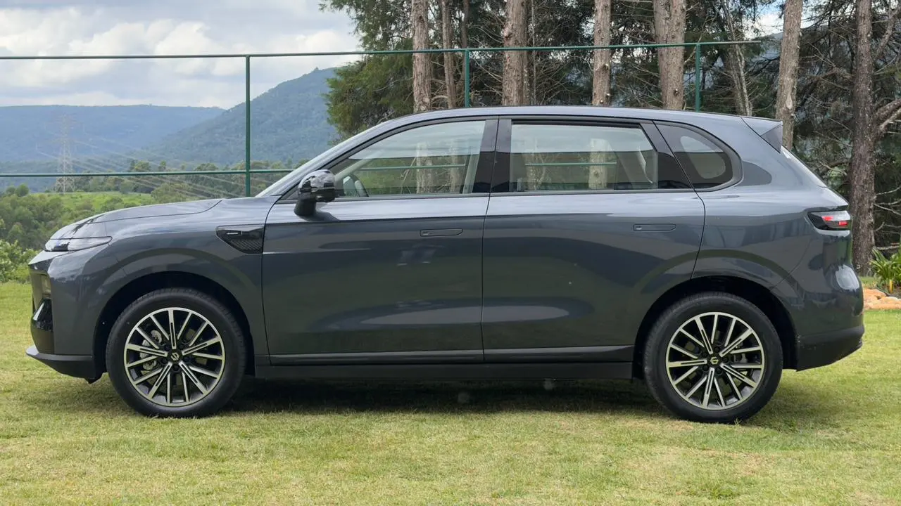 Leapmotor B10 estático no gramado para avaliação e impressão