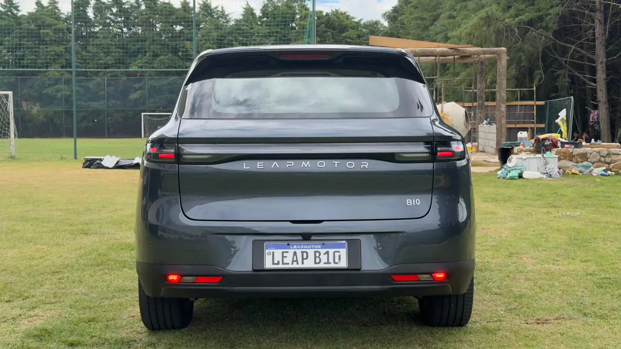 Leapmotor B10 estático no gramado para avaliação e impressão