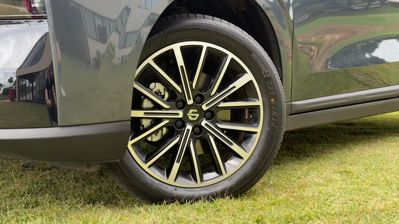 Leapmotor B10 estático no gramado para avaliação e impressão