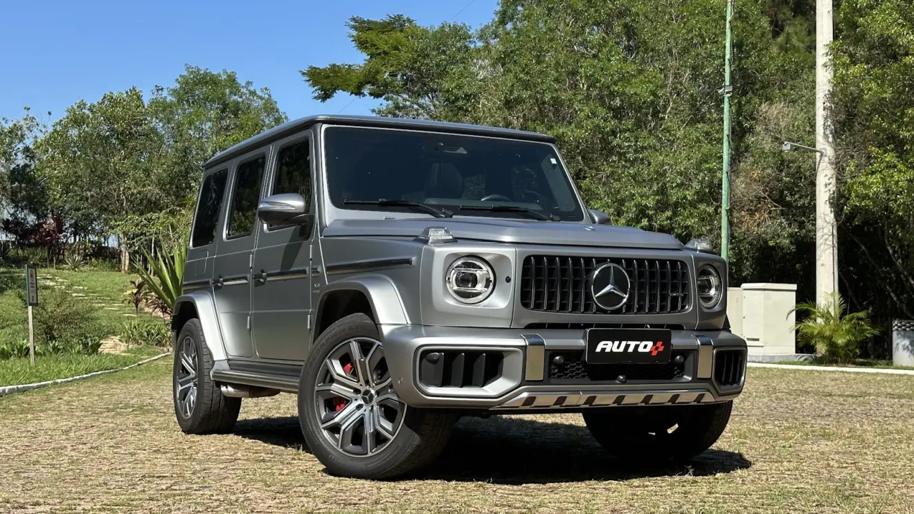 Mercedes-AMG G 63 cinza parado de frente com árvores ao fundo