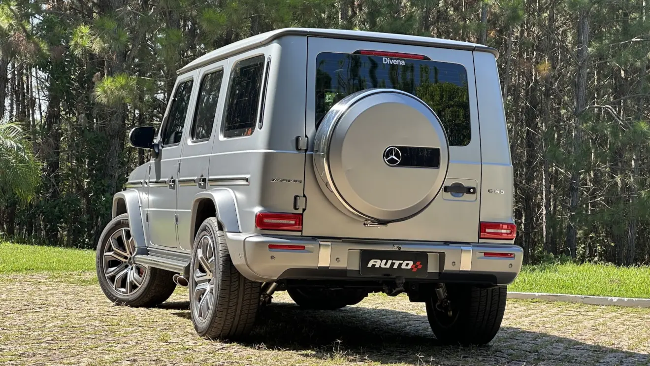 Mercedes-AMG G 63 cinza parado de traseira com árvores ao fundo