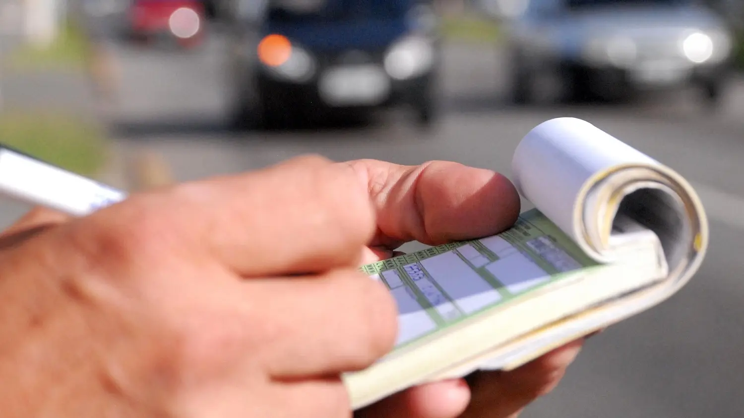 Veja suspensão do rodízio de carros em São Paulo - Imagem mostra fiscal de trânsito aplicando multa Infração de trânsito - Rodízio e zona azul carnaval
