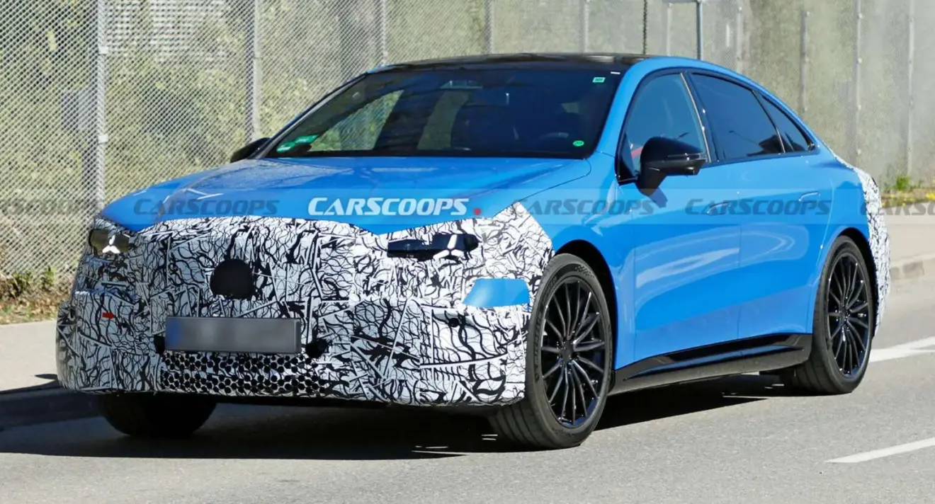 Novo Mercedes-Benz Classe C elétrico azul com camuflagem na dianteira 