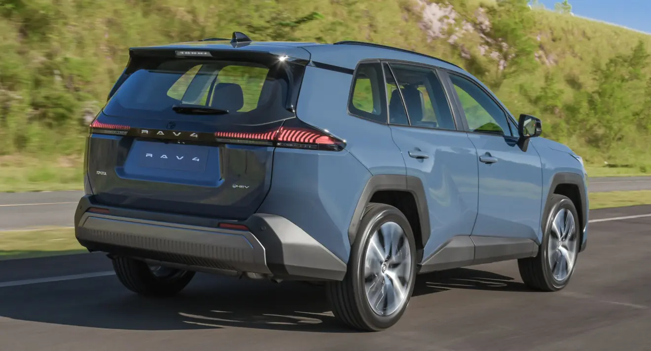 Novo Toyota RAV4 2026 azul em movimento de  traseira na estrada